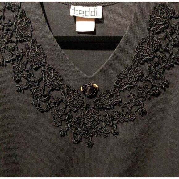Teddi VINTAGE Women's Size Large Black W/ Embroidered Applique Top. - Picture 2 of 6